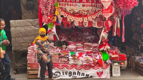 Pedagang Pernak-Pernik 17 Agustus di Pasar Mester Sepi, Omzet Turun Tajam